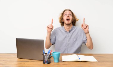 Bir dizüstü bilgisayar ile Sarışın adam şaşırttı ve işaret