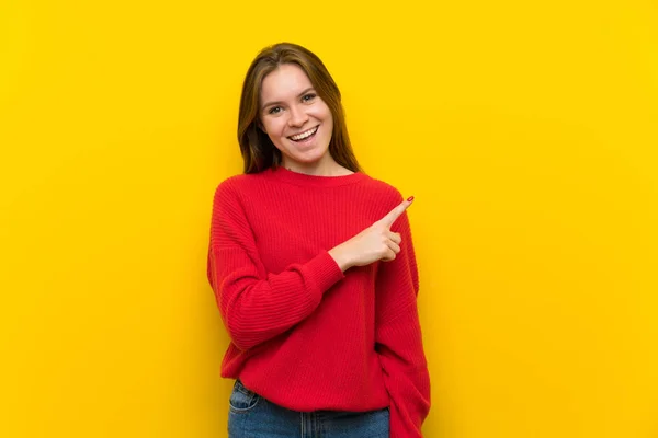 Junge Frau Über Gelbe Wand Die Zur Seite Zeigt Ein — Stockfoto