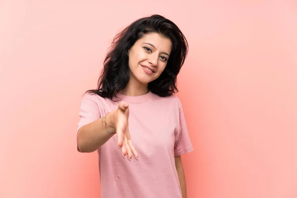 Jonge Vrouw Geïsoleerde Roze Achtergrond Handshaking Goede Deal — Stockfoto