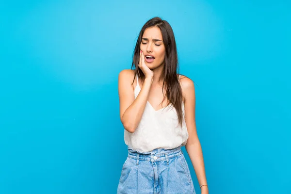 Giovane Donna Isolato Sfondo Blu Con Mal Denti — Foto Stock