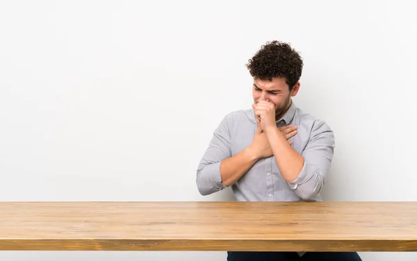 Joven Con Mesa Sufre Tos Siente Mal —  Fotos de Stock