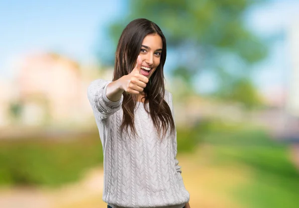 Jonge Spaanse Brunette Vrouw Met Duimen Omhoog Omdat Iets Goeds — Stockfoto