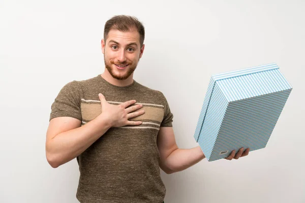 Stilig Man Över Isolerad Vit Vägg Holding Gift Box — Stockfoto