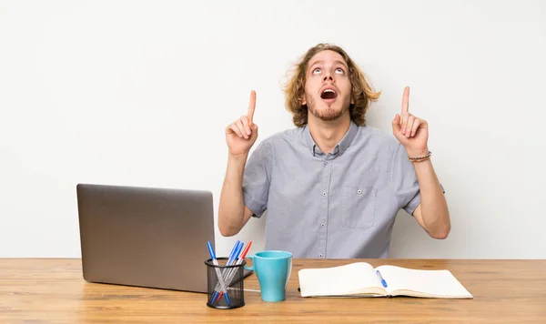 Hombre Rubio Con Portátil Sorprendido Apuntando Hacia Arriba —  Fotos de Stock