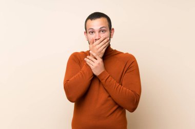 Elleri ile ağız kapsayan balıkçı yaka kazak ile Kolombiyalı adam