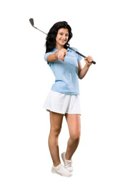 Genç bir golfçü kadın tam uzunlukta bir çekim izole beyaz arka plan üzerinde kendine güvenen bir ifade ile parmak işaret