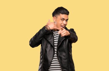 Genç adam telefon jesti yapıyor ve izole arka plan üzerinde ön işaret