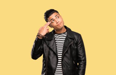 Izole arka plan üzerinde intihar jesti yapma sorunları olan genç adam