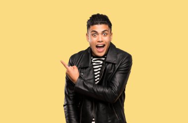 Genç adam şaşırttı ve izole arka plan üzerinde yan işaret