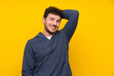 Izole sarı duvar üzerinde genç adam gülüyor