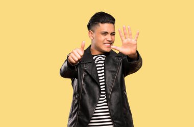 İzole arka plan üzerinde parmakları ile altı sayma genç adam