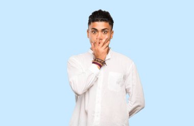 Genç adam renkli arka plan üzerinde doğru bakarken şaşırttı ve şok