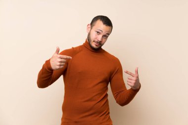 Boğazlı kazak gururlu ve kendinden memnun Kolombiyalı adam