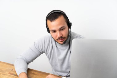 Bir ofiste çalışan telemarketer Kolombiyalı adam