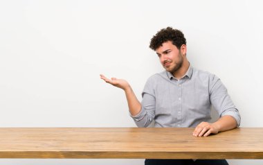 Şüpheleri olan copyspace tutan bir tablo ile genç adam