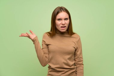 Boğazlı kazak ile genç kadın şüphe jest yapma