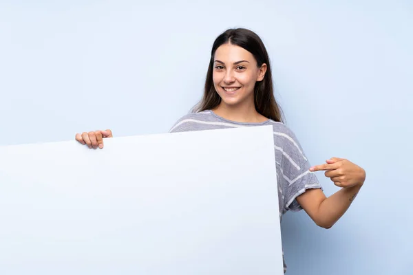 Joven Morena Sobre Fondo Azul Aislado Sosteniendo Cartel Blanco Vacío — Foto de Stock