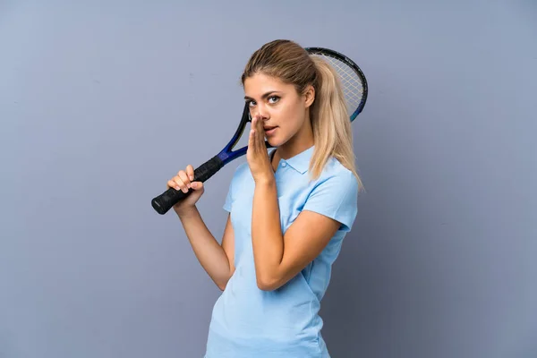 Teenager Tennisspielerin Mädchen Über Graue Wand Flüstert Etwas — Stockfoto