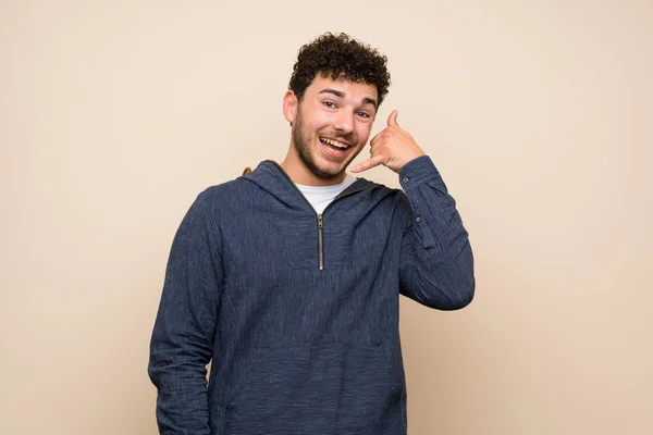 Mann Mit Lockigem Haar Über Isolierter Wand Macht Telefongeste Rufen — Stockfoto