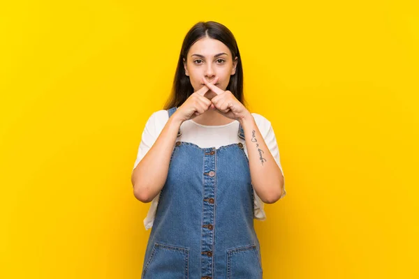 Jonge Vrouw Tuinbroek Geïsoleerde Gele Achtergrond Toont Een Teken Van — Stockfoto