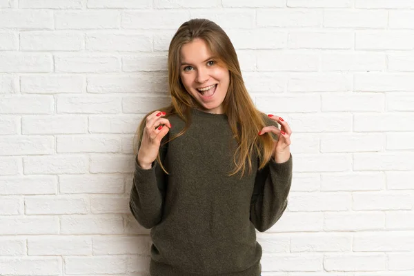 Junge Frau Über Weiße Backsteinmauer Stolz Und Selbstzufrieden — Stockfoto