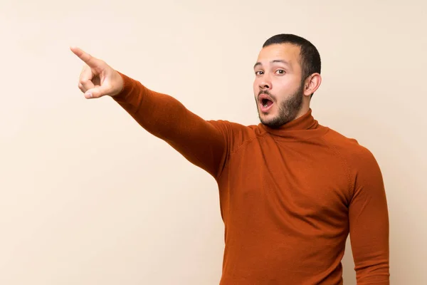 Kolumbianischer Mann Mit Rollkragenpullover Zeigt Weg — Stockfoto