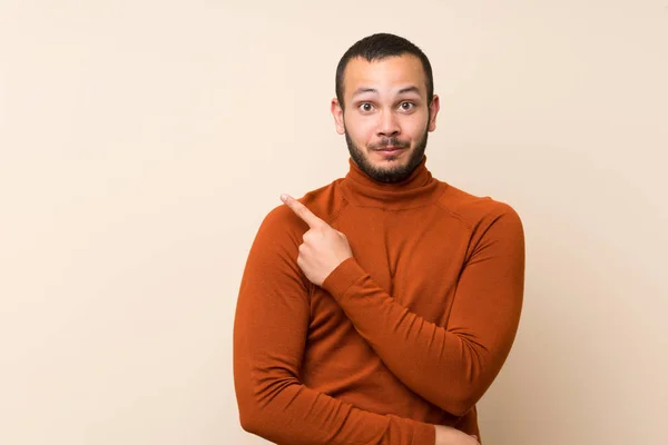 Hombre Colombiano Con Jersey Cuello Alto Apuntando Hacia Lado Para —  Fotos de Stock