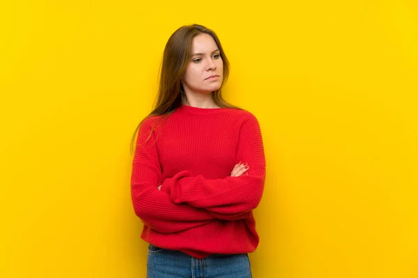 Junge Frau Über Gelbem Wandporträt — Stockfoto