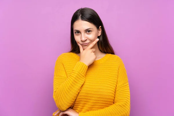 Jovem Mulher Sobre Isolado Roxo Fundo Pensando Uma Ideia — Fotografia de Stock