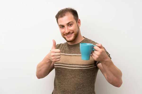 Stilig Man Över Isolerad Vit Vägg Hålla Varm Kopp Kaffe — Stockfoto