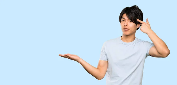 Asiatischer Mann Mit Blauem Hemd Macht Die Geste Des Wahnsinns — Stockfoto