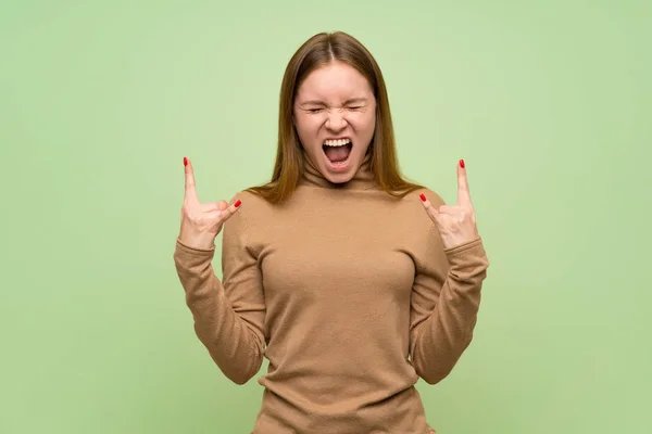 Giovane Donna Con Maglione Dolcevita Fare Gesto Rock — Foto Stock