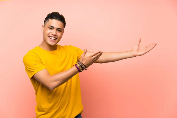 Giovane Uomo Con Camicia Gialla Sopra Isolato Muro Rosa Che — Foto Stock