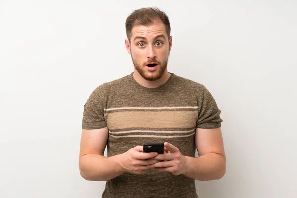 Stilig Man Över Isolerad Vit Vägg Med Hjälp Mobiltelefon — Stockfoto