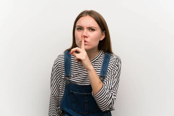 Jonge Vrouw Tuinbroek Witte Muur Doen Stilte Gebaar — Stockfoto