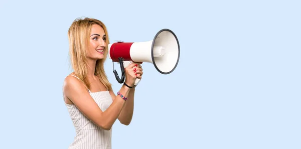 Jeune Femme Blonde Criant Travers Mégaphone Sur Fond Bleu Isolé — Photo