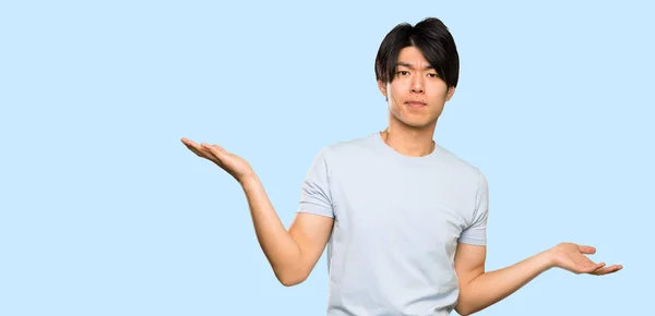 Asiático Hombre Con Azul Camisa Infeliz Para Entender Algo Sobre —  Fotos de Stock