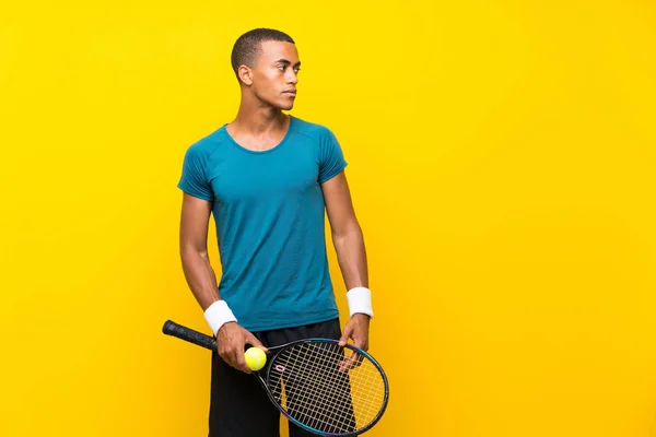 Afro Americano Tenista Homem Sobre Fundo Amarelo Isolado — Fotografia de Stock