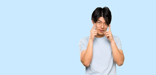 Asiatisk Man Med Blå Skjorta Med Glasögon Och Förvånad Över — Stockfoto