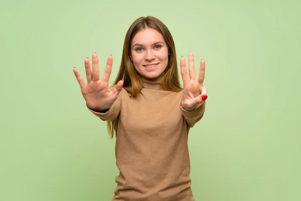 Jonge Vrouw Met Coltrui Trui Tellen Acht Met Vingers — Stockfoto