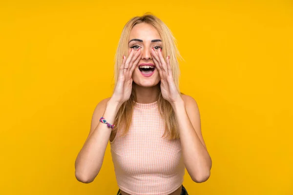 Jovem Loira Sobre Isolado Parede Amarela Gritando Com Boca Bem — Fotografia de Stock