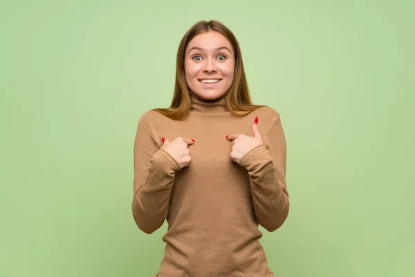 驚きの表情を持つタートルネックセーターを持つ若い女性 — ストック写真