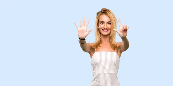Junge Blonde Frau Zählt Sieben Mit Den Fingern Über Isoliertem — Stockfoto