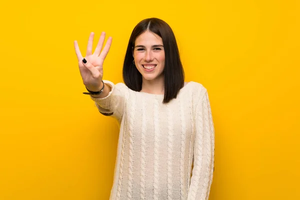 Mladá Žena Izolované Žluté Stěně Šťastná Počíná Čtyři Prsty — Stock fotografie