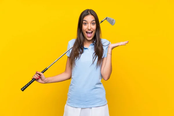 Giovane Golfista Donna Oltre Isolato Muro Giallo Con Espressione Viso — Foto Stock