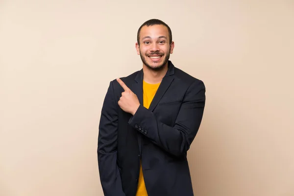 Colombianska Man Över Isolerade Bakgrund Pekfingret Sidan — Stockfoto