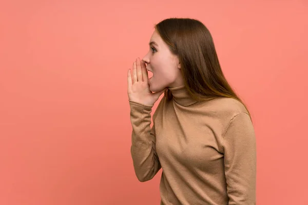 Junge Frau Über Buntem Hintergrund Schreit Mit Weit Geöffnetem Mund — Stockfoto