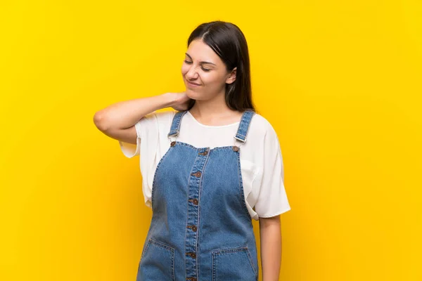 Mladá Žena Dungareech Přes Izolované Žluté Pozadí Nezbytné — Stock fotografie