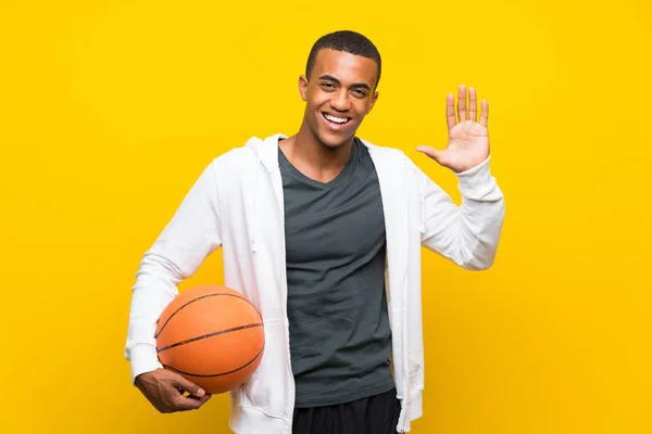 Pemain Basket Afrika Amerika Memberi Hormat Dengan Tangan Dengan Ekspresi — Stok Foto