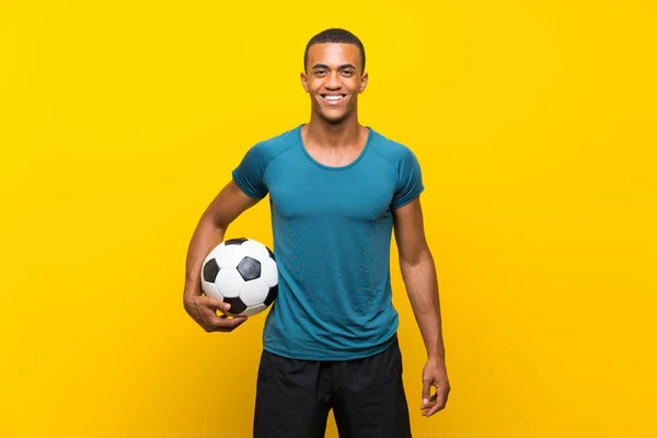 Афроамериканский Футболист Изолированном Жёлтом Фоне — стоковое фото
